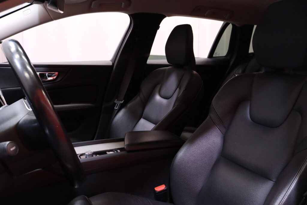 Volvo - V60 - D4 AWD Business Inscription aut // Suomi-auto / Webasto / Koukku / Pilot assist / VOC / AppleCarPlay / Muistipenkki // Volvo - V60 - D4 AWD Business Inscription aut // Suomi-auto / Webasto / Koukku / Pilot assist / VOC / AppleCarPlay / Muistipenkki // - Farmari