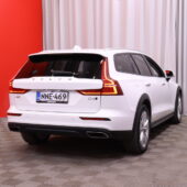 Volvo - V60 Cross Country - D4 AWD Business aut // ACC / Pilot Assist / VOC / Webasto / Keyless / Koukku / AppleCarPlay // - Farmari