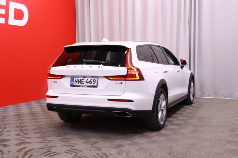 Volvo - V60 Cross Country - D4 AWD aut // ACC / Pilot Assist / VOC / Webasto / Keyless / Koukku / AppleCarPlay // - Farmari