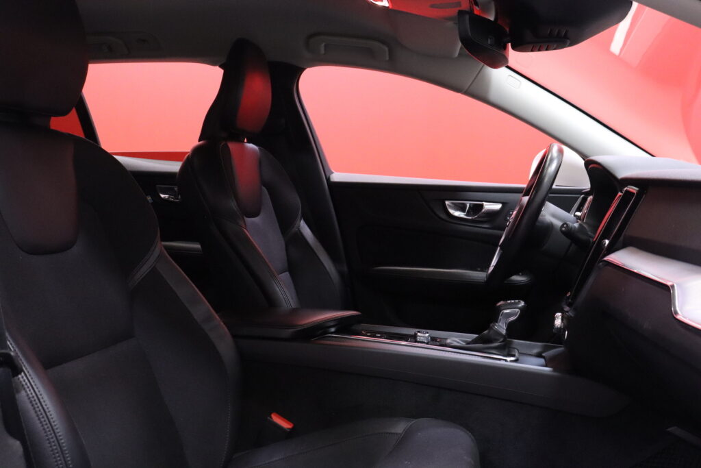 Volvo - V60 Cross Country - D4 AWD Business aut // ACC / Pilot Assist / VOC / Webasto / Keyless / Koukku / AppleCarPlay // Volvo - V60 Cross Country - D4 AWD Business aut // ACC / Pilot Assist / VOC / Webasto / Keyless / Koukku / AppleCarPlay // - Farmari