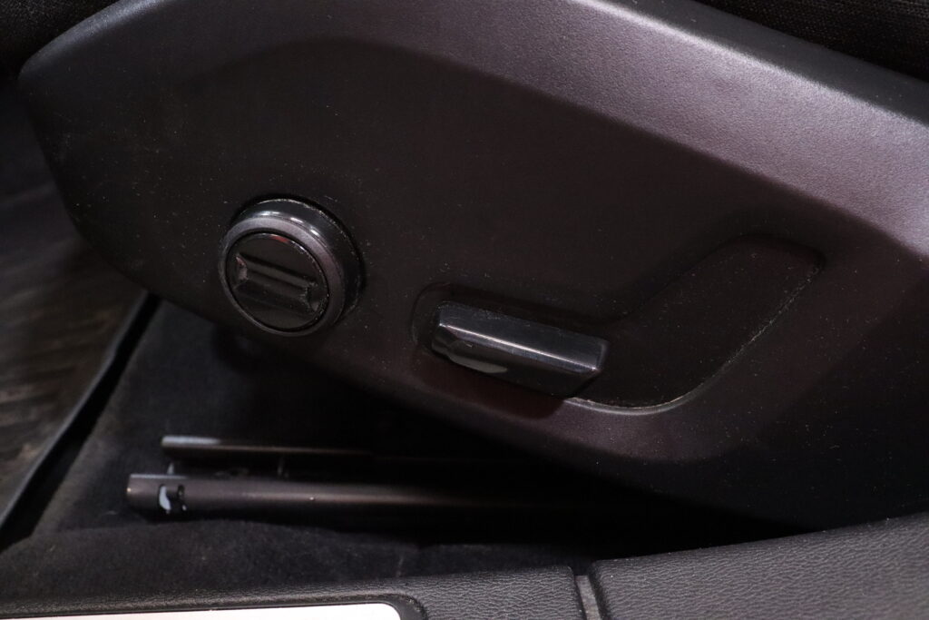 Volvo - V60 - D3 Business aut / Webasto / Vetokoukku / Apple Carplay / Volvo On Call / Digimittaristo / Volvo - V60 - D3 Business aut / Webasto / Vetokoukku / Apple Carplay / Volvo On Call / Digimittaristo / - Farmari