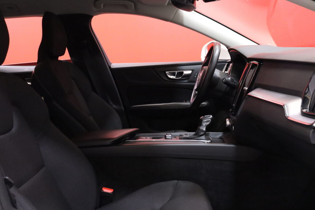 Volvo - V60 - D3 Business aut / Webasto / Vetokoukku / Apple Carplay / Volvo On Call / Digimittaristo / Volvo - V60 - D3 Business aut / Webasto / Vetokoukku / Apple Carplay / Volvo On Call / Digimittaristo / - Farmari