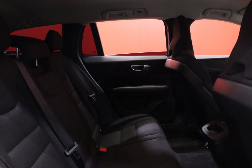 Volvo - V60 - D3 Business aut / Webasto / Vetokoukku / Apple Carplay / Volvo On Call / Digimittaristo / Volvo - V60 - D3 Business aut / Webasto / Vetokoukku / Apple Carplay / Volvo On Call / Digimittaristo / - Farmari