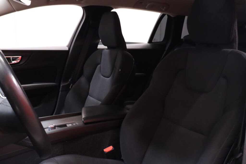 Volvo - V60 - D3 Business aut / Webasto / Vetokoukku / Apple Carplay / Volvo On Call / Digimittaristo / Volvo - V60 - D3 Business aut / Webasto / Vetokoukku / Apple Carplay / Volvo On Call / Digimittaristo / - Farmari