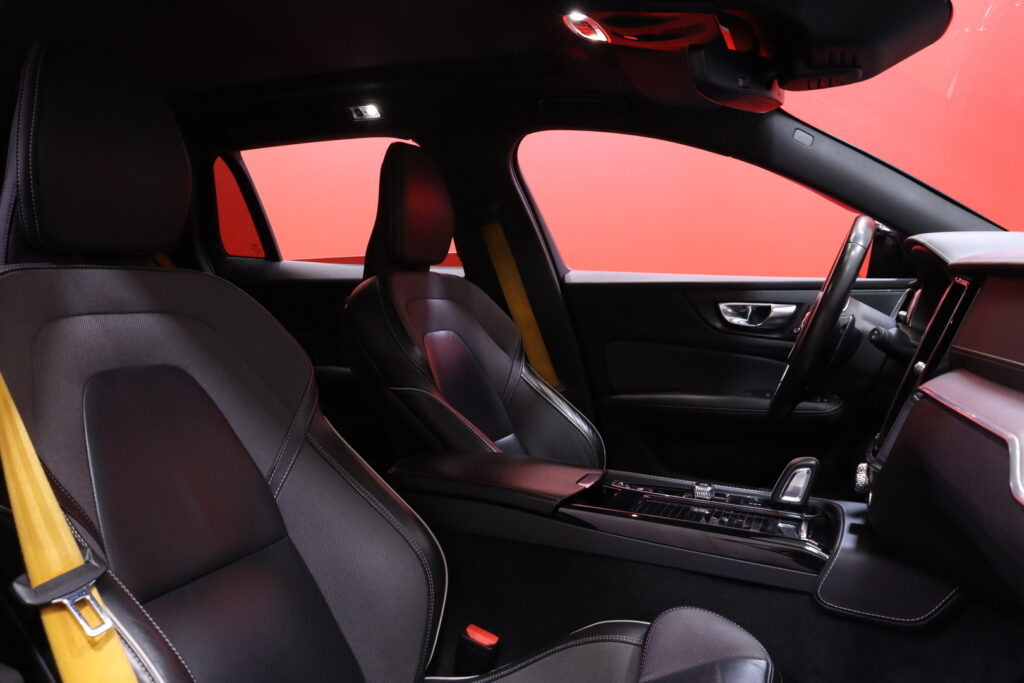 Volvo - V60 - T8 TwE AWD Polestar R-Desing aut // H&K / Navi / BLIS / Vetokoukku / KeyLess / Panorama / 360° kamera // Volvo - V60 - T8 TwE AWD Polestar R-Desing aut // H&K / Navi / BLIS / Vetokoukku / KeyLess / Panorama / 360° kamera // - Farmari