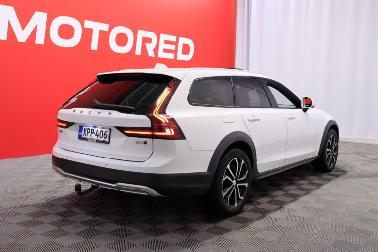 Volvo - V90 Cross Country - B4 AWD D-MHEV Business aut / Jakopää tehty! / Merkkihuollettu Suomi-auto / Webasto / ACC / H&K / Koukku / - Farmari