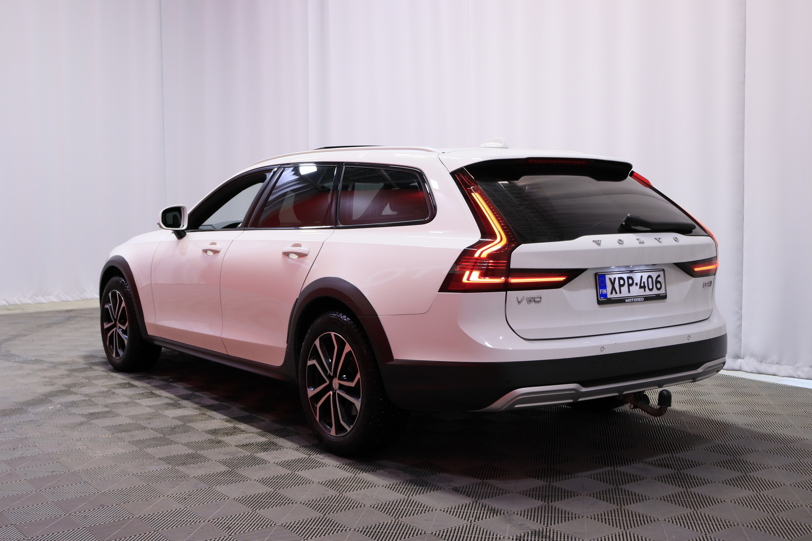 Volvo - V90 Cross Country - B4 AWD D-MHEV Business aut / Jakopää tehty! / Merkkihuollettu Suomi-auto / Webasto / ACC / H&K / Koukku / - Farmari