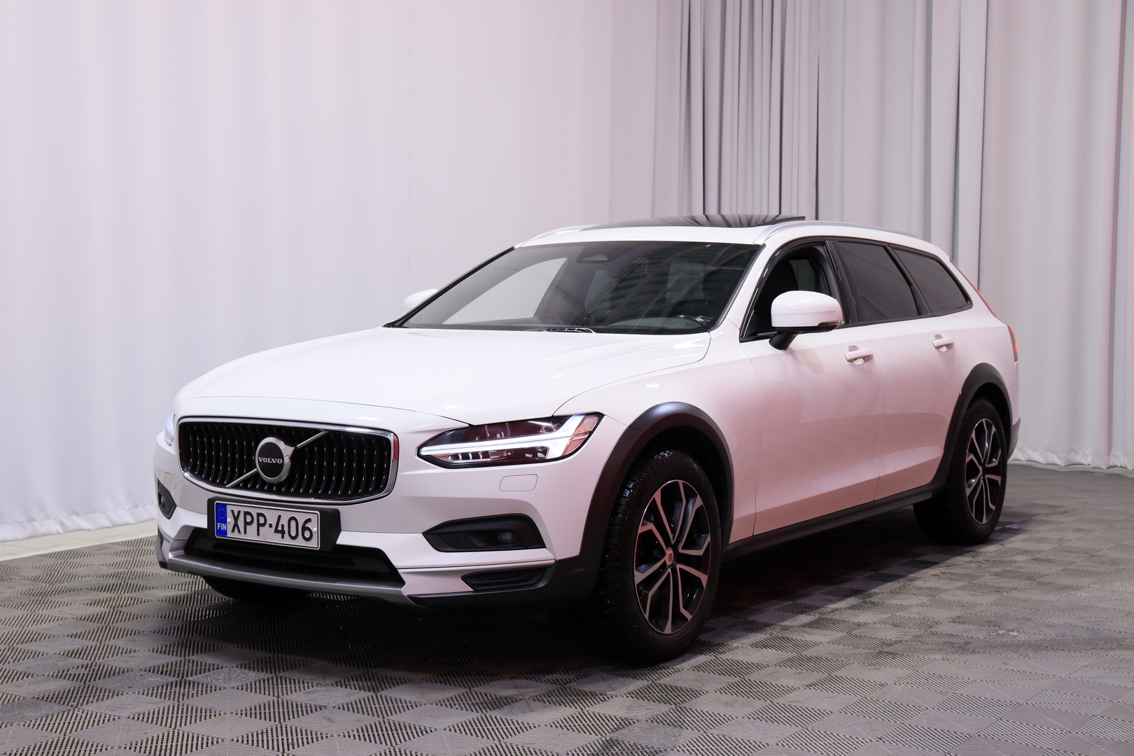 Volvo - V90 Cross Country - B4 AWD D-MHEV Business aut / Jakopää tehty! / Merkkihuollettu Suomi-auto / Webasto / ACC / H&K / Koukku / - Farmari