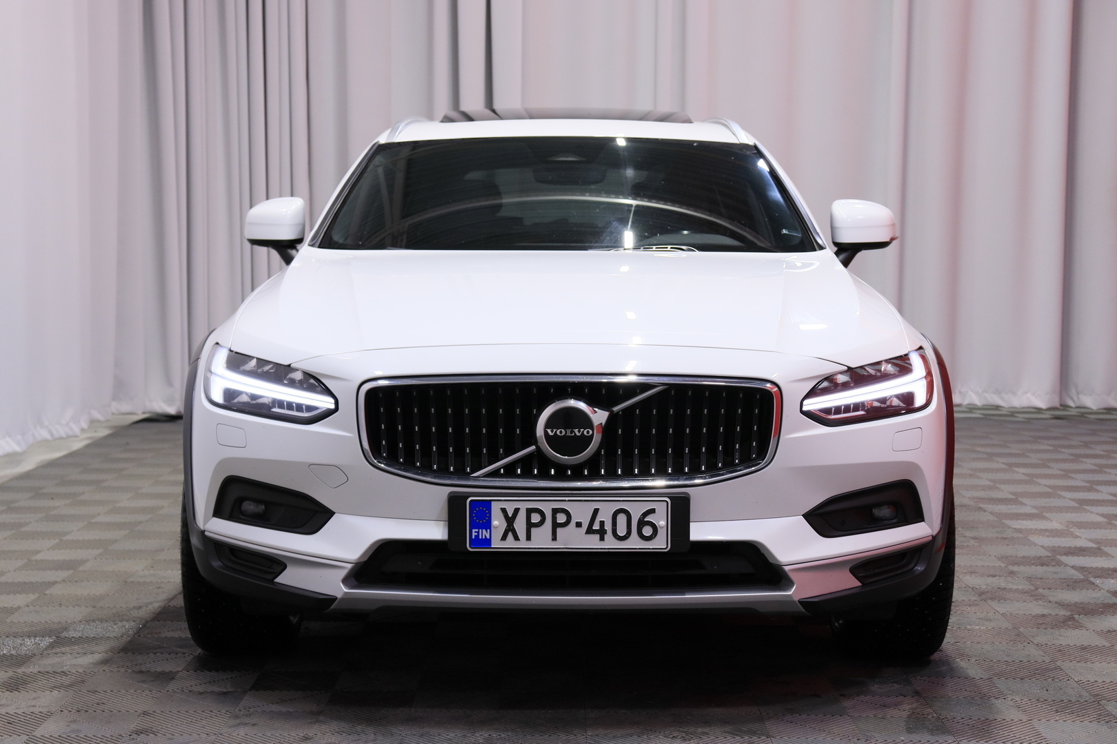 Volvo - V90 Cross Country - B4 AWD D-MHEV Business aut / Jakopää tehty! / Merkkihuollettu Suomi-auto / Webasto / ACC / H&K / Koukku / - Farmari