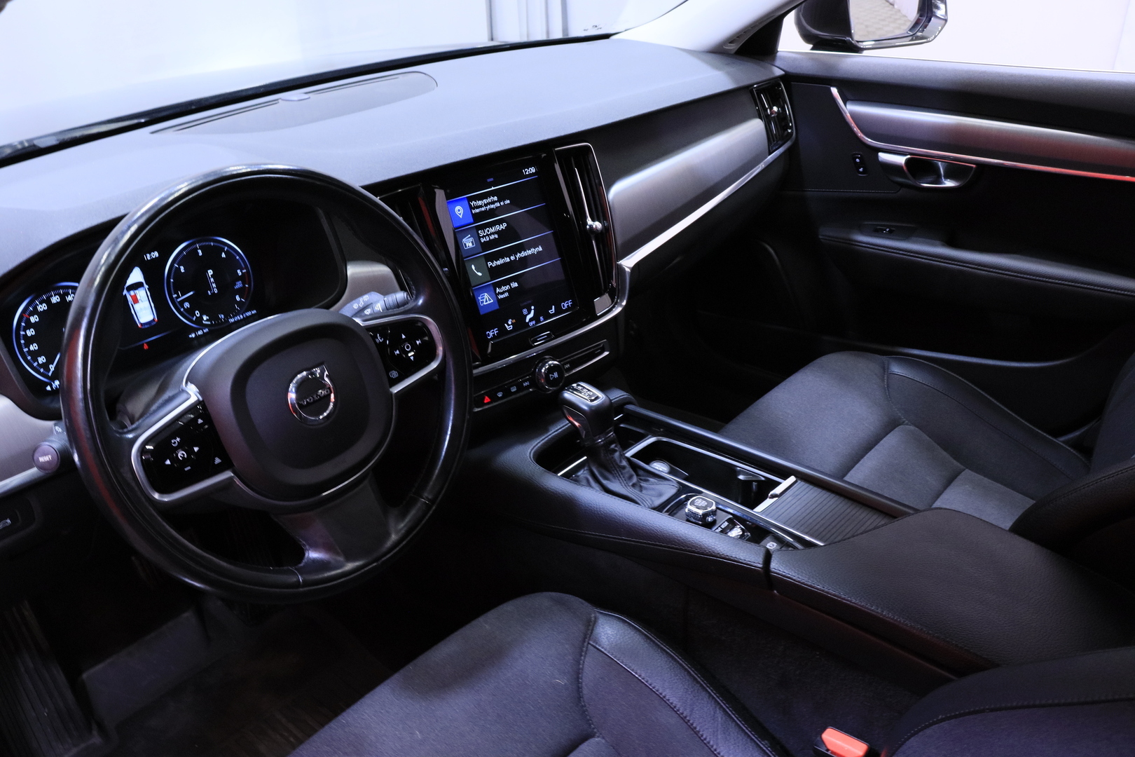 Volvo - V90 - D3 AWD Business aut / ACC / Vetokoukku / Webasto / KeyLessGo / LED / VOC / 2x renkaat // - Farmari