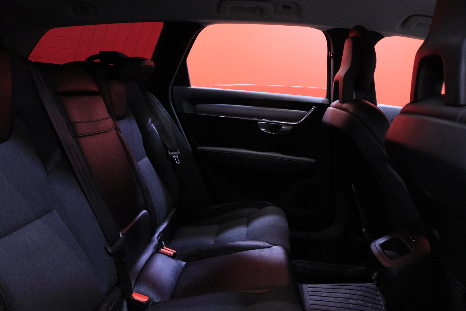 Volvo - V90 - D3 AWD Business aut / ACC / Vetokoukku / Webasto / KeyLessGo / LED / VOC / 2x renkaat // - Farmari