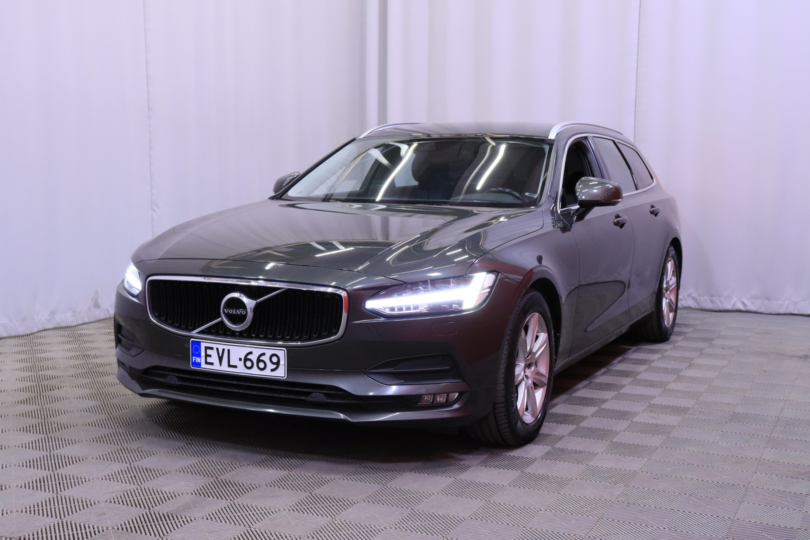 Volvo - V90 - D3 AWD Business aut / ACC / Vetokoukku / Webasto / KeyLessGo / LED / VOC / 2x renkaat // - Farmari