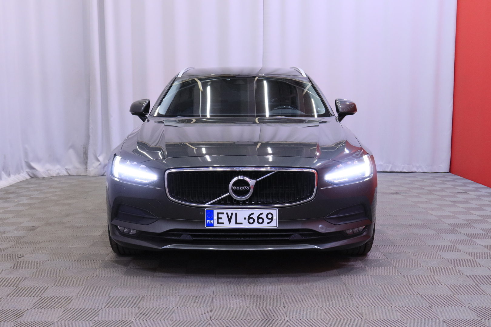 Volvo - V90 - D3 AWD Business aut / ACC / Vetokoukku / Webasto / KeyLessGo / LED / VOC / 2x renkaat // - Farmari