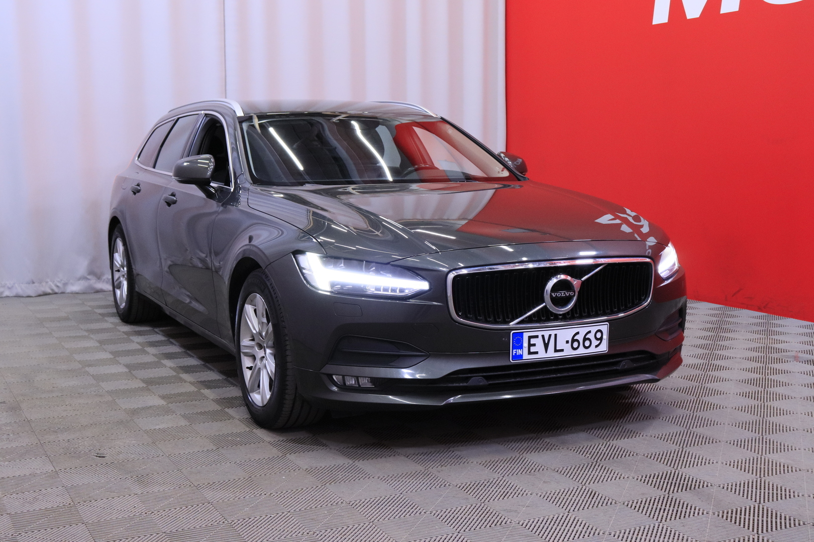 Volvo - V90 - D3 AWD Business aut / ACC / Vetokoukku / Webasto / KeyLessGo / LED / VOC / 2x renkaat // - Farmari