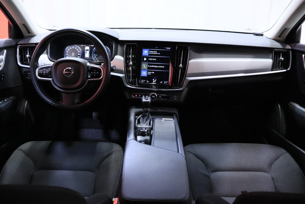 Volvo - V90 - D3 Momentum aut // Webasto / Pilot assist / VOC / P.Tutka / Volvo - V90 - D3 Momentum aut // Webasto / Pilot assist / VOC / P.Tutka / - Farmari