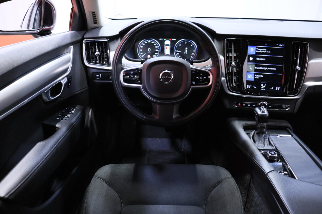 Volvo - V90 - D3 Momentum aut // Webasto / Pilot assist / VOC / P.Tutka / Volvo - V90 - D3 Momentum aut // Webasto / Pilot assist / VOC / P.Tutka / - Farmari