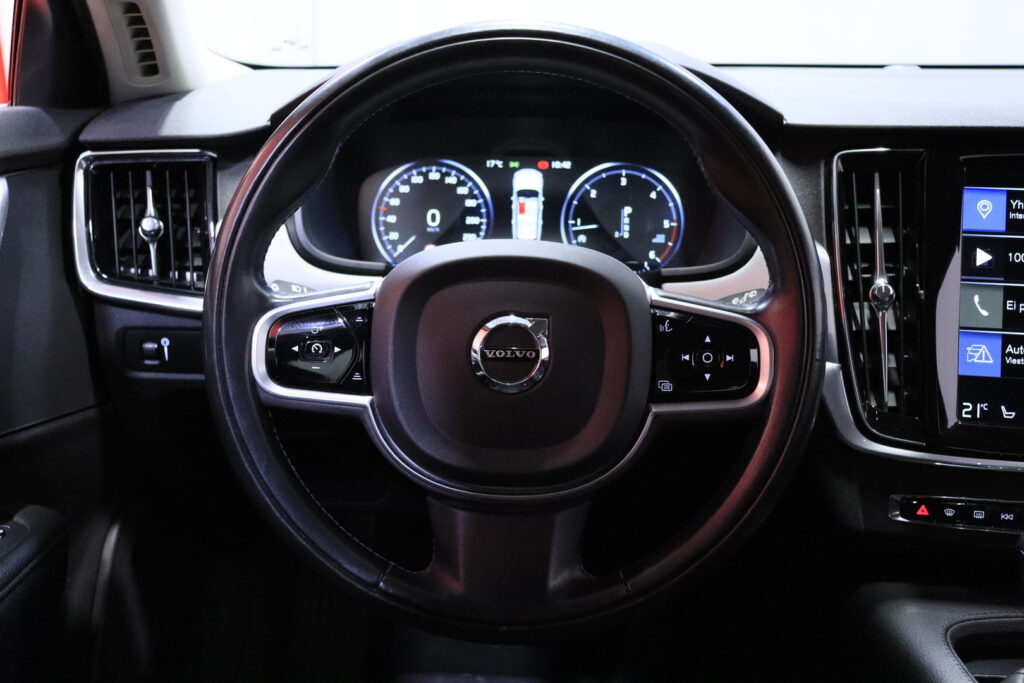 Volvo - V90 - D3 Momentum aut // Webasto / Pilot assist / VOC / P.Tutka / Volvo - V90 - D3 Momentum aut // Webasto / Pilot assist / VOC / P.Tutka / - Farmari