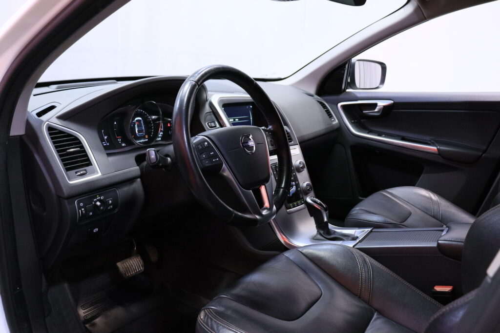 Volvo - XC60 - D5 AWD 162kW Business Classic Edition aut // ACC / Webasto / Koukku / VOC / Harman & Kardon / Muistipenkki / Nahat / Volvo - XC60 - D5 AWD 162kW Business Classic Edition aut // ACC / Webasto / Koukku / VOC / Harman & Kardon / Muistipenkki / Nahat / - Maastoauto