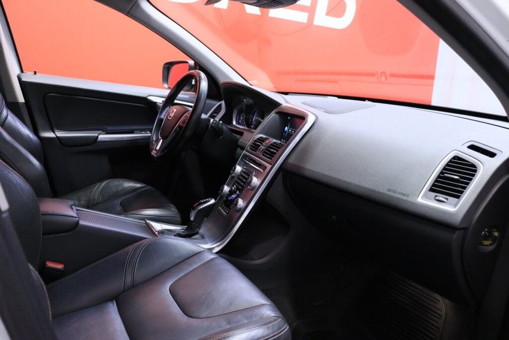 Volvo - XC60 - D5 AWD 162kW Business Classic Edition aut // ACC / Webasto / Koukku / VOC / Harman & Kardon / Muistipenkki / Nahat / Volvo - XC60 - D5 AWD 162kW Business Classic Edition aut // ACC / Webasto / Koukku / VOC / Harman & Kardon / Muistipenkki / Nahat / - Maastoauto