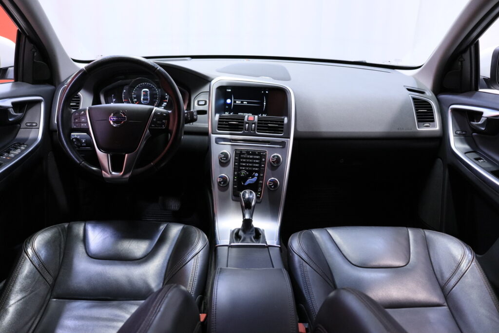 Volvo - XC60 - D5 AWD 162kW Business Classic Edition aut // ACC / Webasto / Koukku / VOC / Harman & Kardon / Muistipenkki / Nahat / Volvo - XC60 - D5 AWD 162kW Business Classic Edition aut // ACC / Webasto / Koukku / VOC / Harman & Kardon / Muistipenkki / Nahat / - Maastoauto