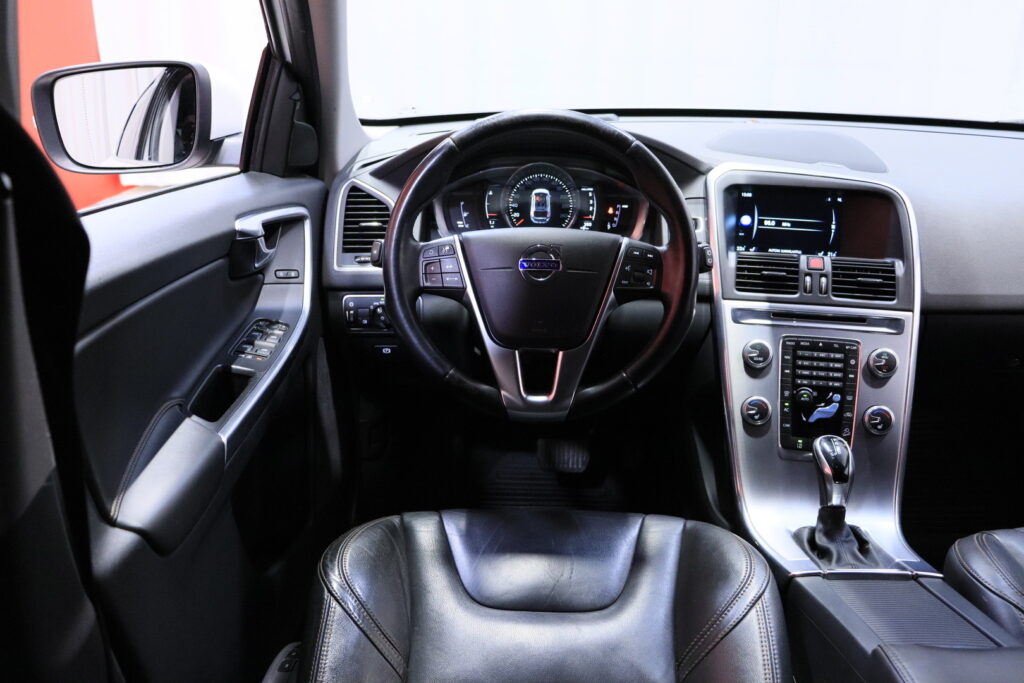 Volvo - XC60 - D5 AWD 162kW Business Classic Edition aut // ACC / Webasto / Koukku / VOC / Harman & Kardon / Muistipenkki / Nahat / Volvo - XC60 - D5 AWD 162kW Business Classic Edition aut // ACC / Webasto / Koukku / VOC / Harman & Kardon / Muistipenkki / Nahat / - Maastoauto