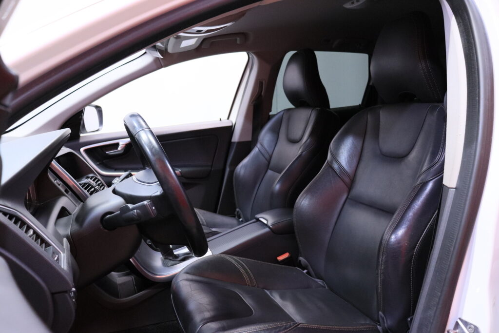 Volvo - XC60 - D5 AWD 162kW Business Classic Edition aut // ACC / Webasto / Koukku / VOC / Harman & Kardon / Muistipenkki / Nahat / Volvo - XC60 - D5 AWD 162kW Business Classic Edition aut // ACC / Webasto / Koukku / VOC / Harman & Kardon / Muistipenkki / Nahat / - Maastoauto