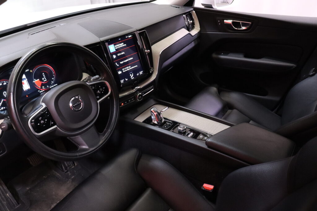 Volvo - XC60 - T8 AWD Inscription aut // ACC / Webasto / Koukku / Panorama / VOC / Full LED / Nahkasisusta / Volvo - XC60 - T8 AWD Inscription aut // ACC / Webasto / Koukku / Panorama / VOC / Full LED / Nahkasisusta / - Maastoauto