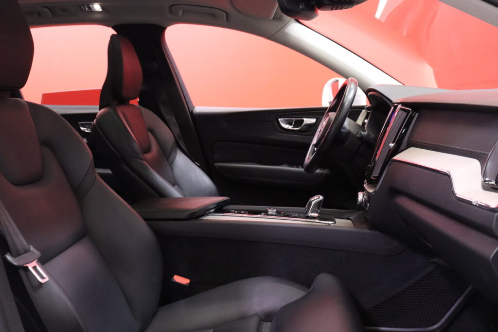 Volvo - XC60 - T8 AWD Inscription aut // ACC / Webasto / Koukku / Panorama / VOC / Full LED / Nahkasisusta / Volvo - XC60 - T8 AWD Inscription aut // ACC / Webasto / Koukku / Panorama / VOC / Full LED / Nahkasisusta / - Maastoauto
