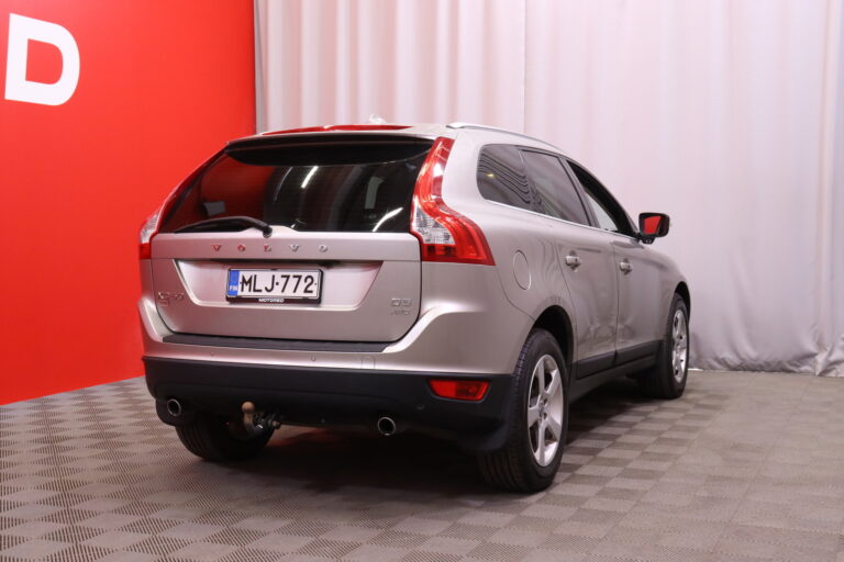 Volvo - XC60 - D5 AWD Summum aut // 2.om Suomi-auto / Adapt. vakkari / Vetokoukku / Webasto / KeyLessGo / Nahkasisusta / BLIS // - Maastoauto