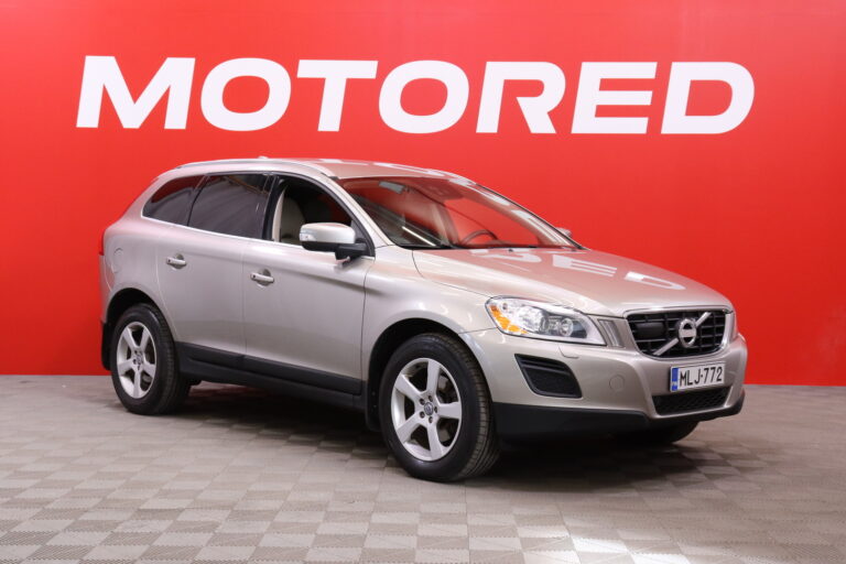 Volvo - XC60 - D5 AWD Summum aut // 2.om Suomi-auto / Adapt. vakkari / Vetokoukku / Webasto / KeyLessGo / Nahkasisusta / BLIS // - Maastoauto