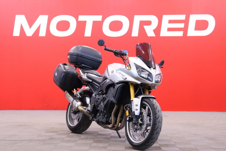 Yamaha - FZ1 - // Akrapovic / Huoltokirja / Teräspunos jarruletkut / USD / 3x laukut // - Moottoripyörä