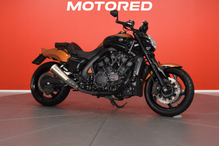 Yamaha - V-Max - / Suomipyörä, Acrapovic, kahvanlämppärit, 2x laukut / - Moottoripyörä
