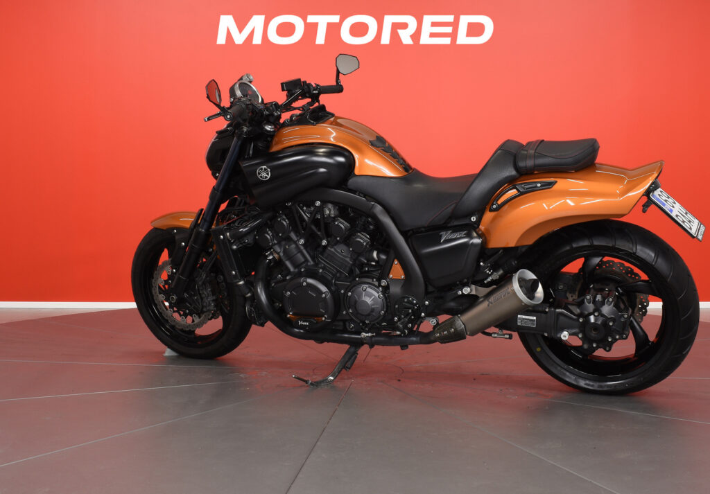 Yamaha - V-Max - / Suomipyörä, Acrapovic, kahvanlämppärit, 2x laukut / Yamaha - V-Max - / Suomipyörä, Acrapovic, kahvanlämppärit, 2x laukut / - Moottoripyörä