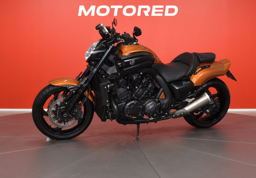 Yamaha - V-Max - / Suomipyörä, Acrapovic, kahvanlämppärit, 2x laukut / Yamaha - V-Max - / Suomipyörä, Acrapovic, kahvanlämppärit, 2x laukut / - Moottoripyörä