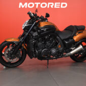 Yamaha - V-Max - / Suomipyörä, Acrapovic, kahvanlämppärit, 2x laukut / - Moottoripyörä