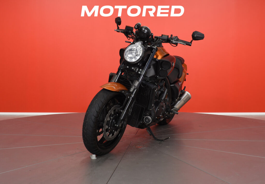 Yamaha - V-Max - / Suomipyörä, Acrapovic, kahvanlämppärit, 2x laukut / Yamaha - V-Max - / Suomipyörä, Acrapovic, kahvanlämppärit, 2x laukut / - Moottoripyörä