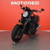 Yamaha - V-Max - / Suomipyörä, Acrapovic, kahvanlämppärit, 2x laukut / - Moottoripyörä