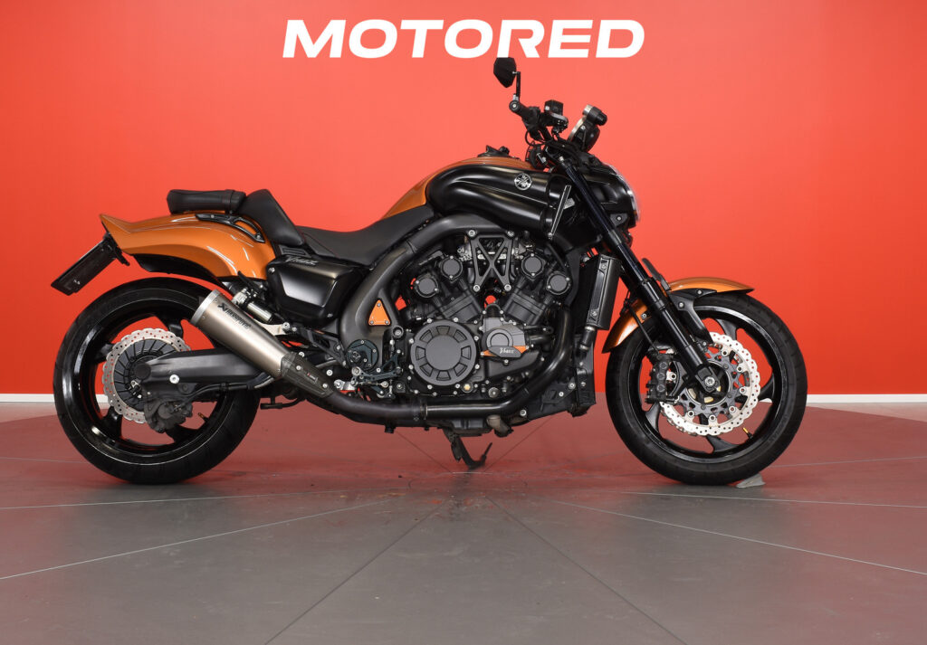 Yamaha - V-Max - / Suomipyörä, Acrapovic, kahvanlämppärit, 2x laukut / Yamaha - V-Max - / Suomipyörä, Acrapovic, kahvanlämppärit, 2x laukut / - Moottoripyörä