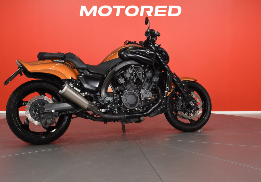 Yamaha - V-Max - / Suomipyörä, Acrapovic, kahvanlämppärit, 2x laukut / Yamaha - V-Max - / Suomipyörä, Acrapovic, kahvanlämppärit, 2x laukut / - Moottoripyörä