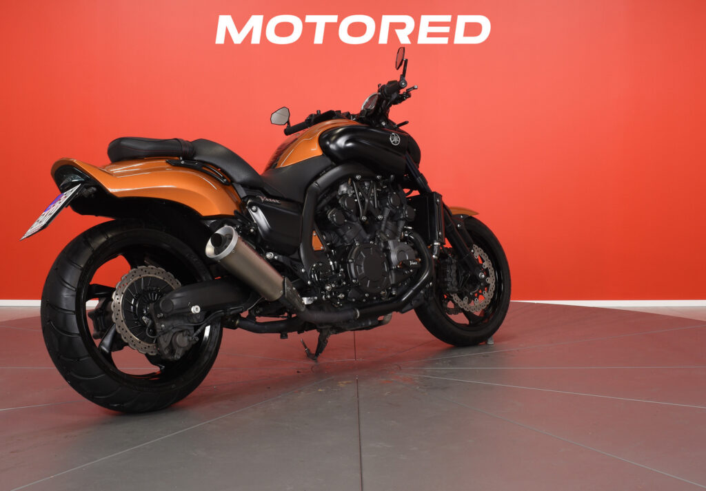 Yamaha - V-Max - / Suomipyörä, Acrapovic, kahvanlämppärit, 2x laukut / Yamaha - V-Max - / Suomipyörä, Acrapovic, kahvanlämppärit, 2x laukut / - Moottoripyörä