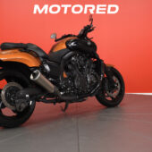Yamaha - V-Max - / Suomipyörä, Acrapovic, kahvanlämppärit, 2x laukut / - Moottoripyörä