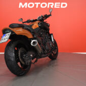 Yamaha - V-Max - / Suomipyörä, Acrapovic, kahvanlämppärit, 2x laukut / - Moottoripyörä