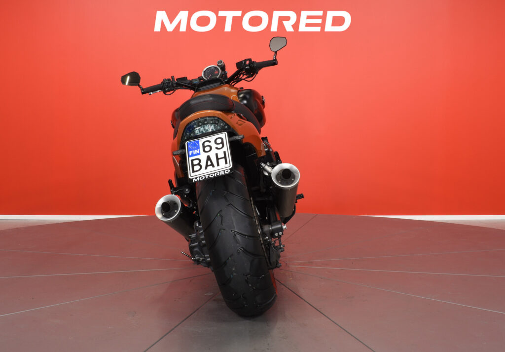 Yamaha - V-Max - / Suomipyörä, Acrapovic, kahvanlämppärit, 2x laukut / Yamaha - V-Max - / Suomipyörä, Acrapovic, kahvanlämppärit, 2x laukut / - Moottoripyörä