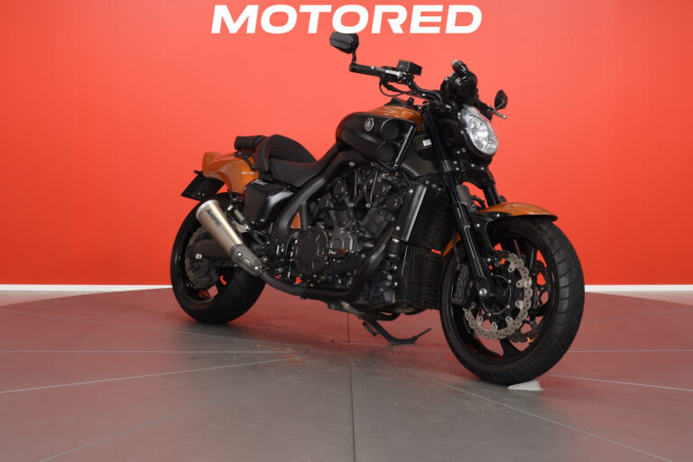 Yamaha - V-Max - / Suomipyörä, Acrapovic, kahvanlämppärit, 2x laukut / - Moottoripyörä