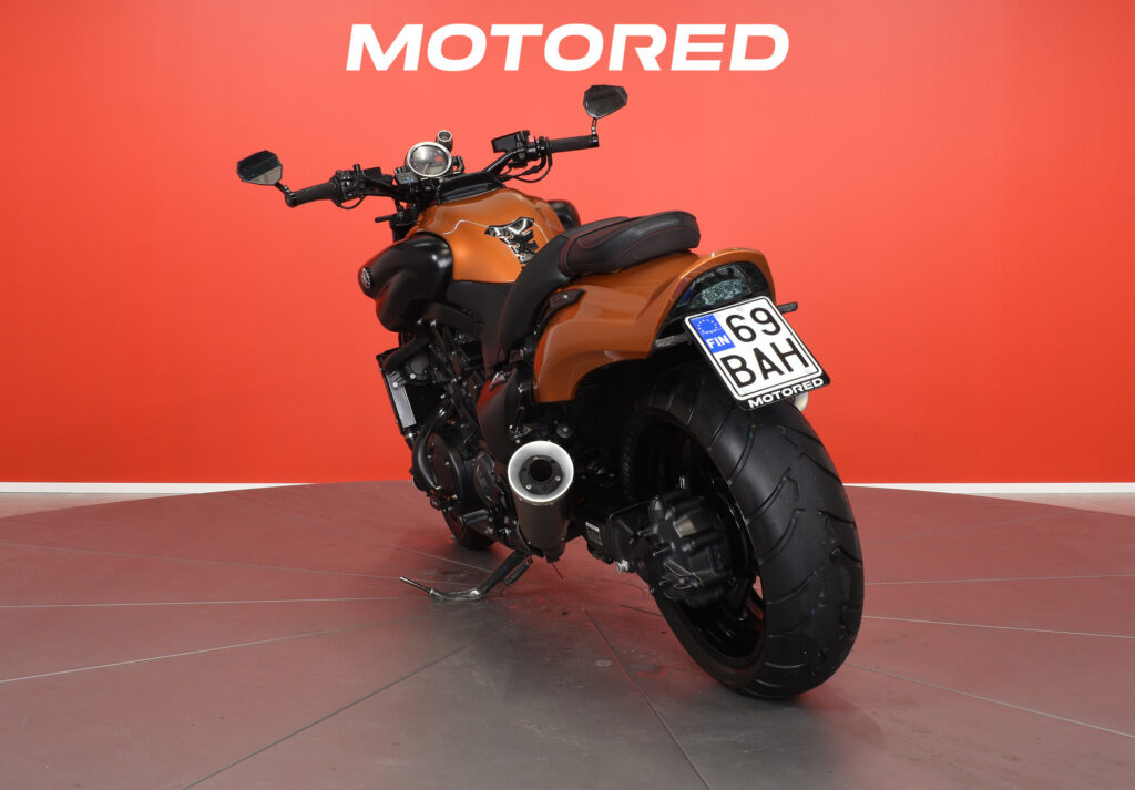 Yamaha - V-Max - / Suomipyörä, Acrapovic, kahvanlämppärit, 2x laukut / Yamaha - V-Max - / Suomipyörä, Acrapovic, kahvanlämppärit, 2x laukut / - Moottoripyörä