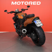 Yamaha - V-Max - / Suomipyörä, Acrapovic, kahvanlämppärit, 2x laukut / - Moottoripyörä