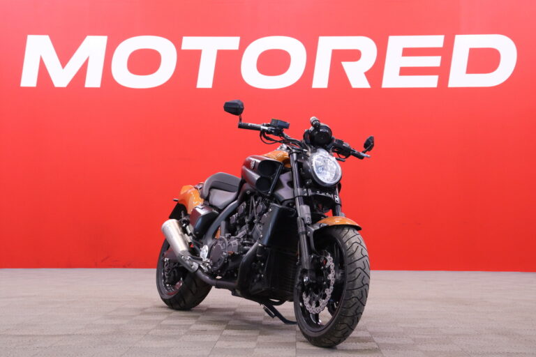 Yamaha - V-Max - / Suomipyörä, Acrapovic, kahvanlämppärit, 2x laukut / - Moottoripyörä