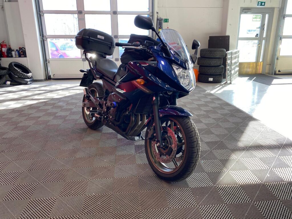 Yamaha - XJ - 6 Diversion // Juuri saapuunut! / Suomi-pyörä / Huoltokirja / 2x laukut // - Moottoripyörä