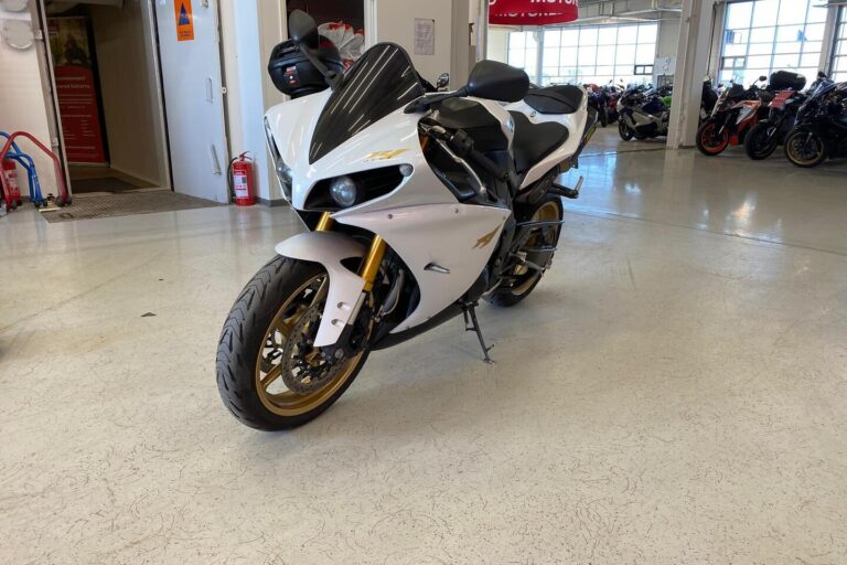 Yamaha - YZF-R1 - // Juuri saapunut! / Suomi-pyörä / Akrapovic / TCS / Ajomodet / Ohjausiskari // - Moottoripyörä