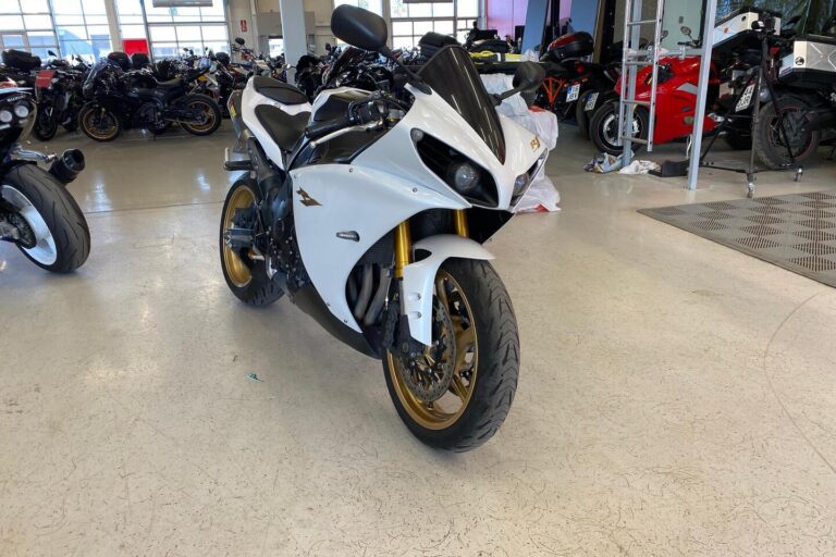 Yamaha - YZF-R1 - // Juuri saapunut! / Suomi-pyörä / Akrapovic / TCS / Ajomodet / Ohjausiskari // - Moottoripyörä